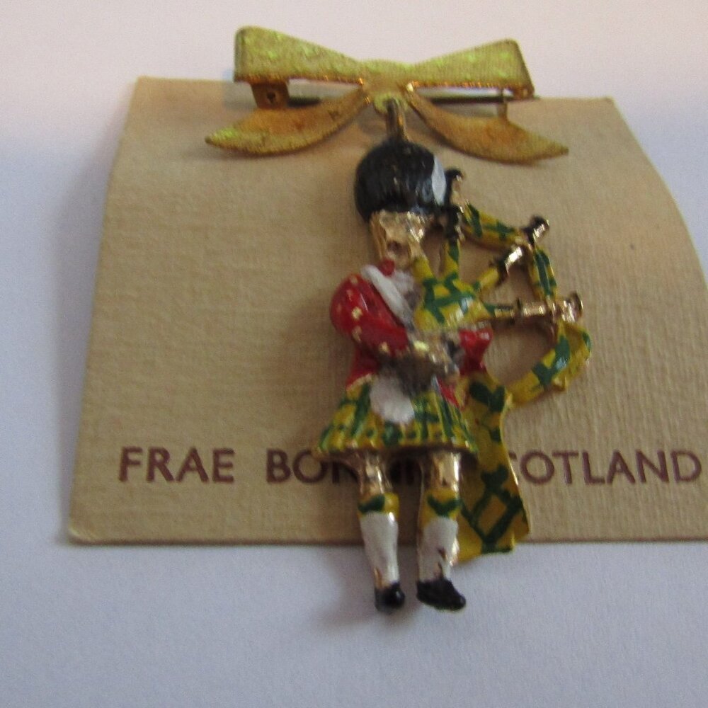 Vintage PIN on Original FRAE BONNIE SCOTLAND CARD Metal & Enamel Bagpiper w/Bow